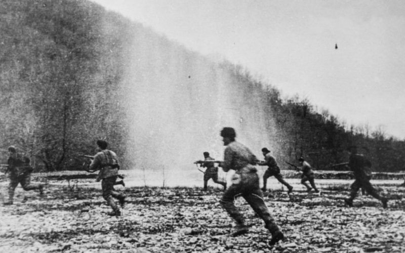 Бойцы морской пехоты ведут бой за высоту на подступах к Туапсе. 1942 г.
