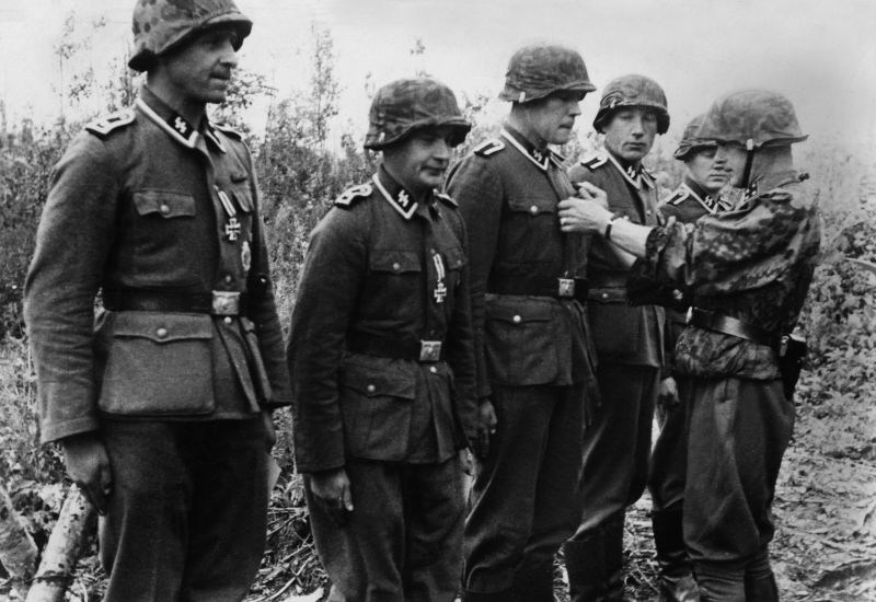 Оберштурмбаннфюрер CC Вейс вручает Железные кресты бойцам 2-й латышской добровольческой бригады СС. Октябрь 1943 г. 