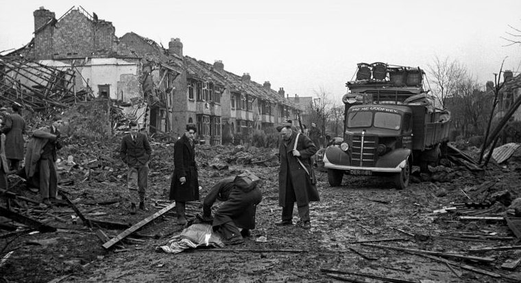 Спасатели идентифицируют погибших в Ковентри после бомбардировки. 1940 г. 