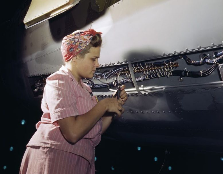 Работница компании Дуглас монтирует электропроводку самолета. Октябрь 1942 г.