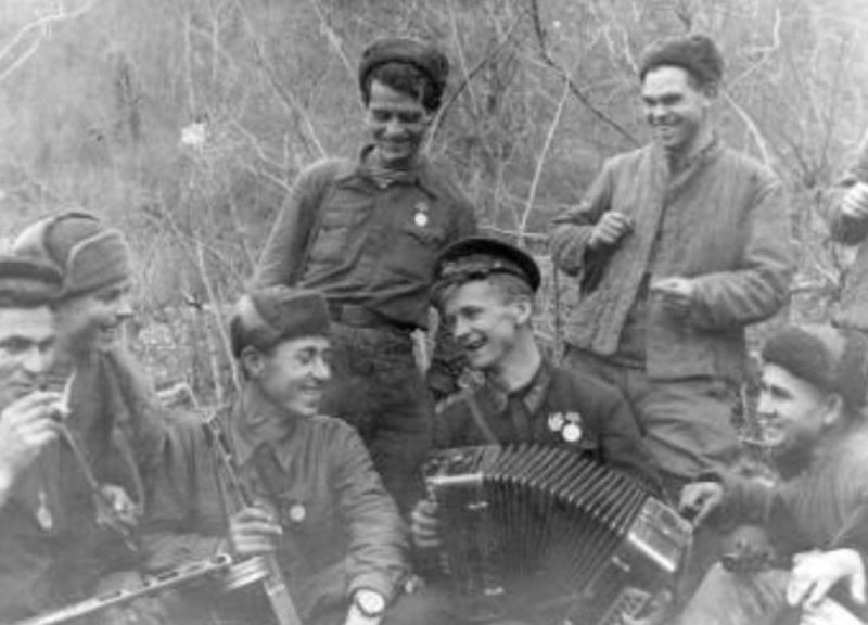 Разведчики морской пехоты ЧФ в минуты отдыха. 1942 г.