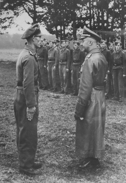 Рейхсфюрер СС Генрих Гиммлер инспектирует солдат 3-й Эстонской добровольческой бригады СС. Октябрь 1943 г.