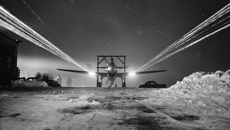 Пристрелка пулеметов американского истребителя P-40 на территории завода «Кёртисс-Райт». 1942 г. 
