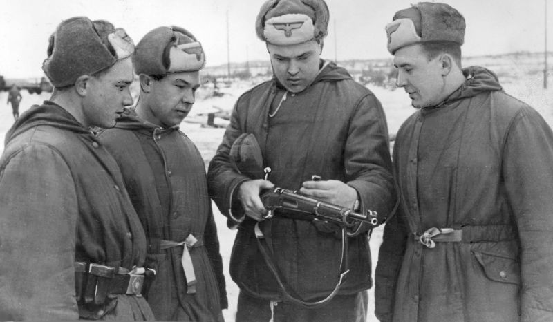 Лейтенант немецкой армии объясняет устройство винтовки эстонским добровольцам. 1943 г. 