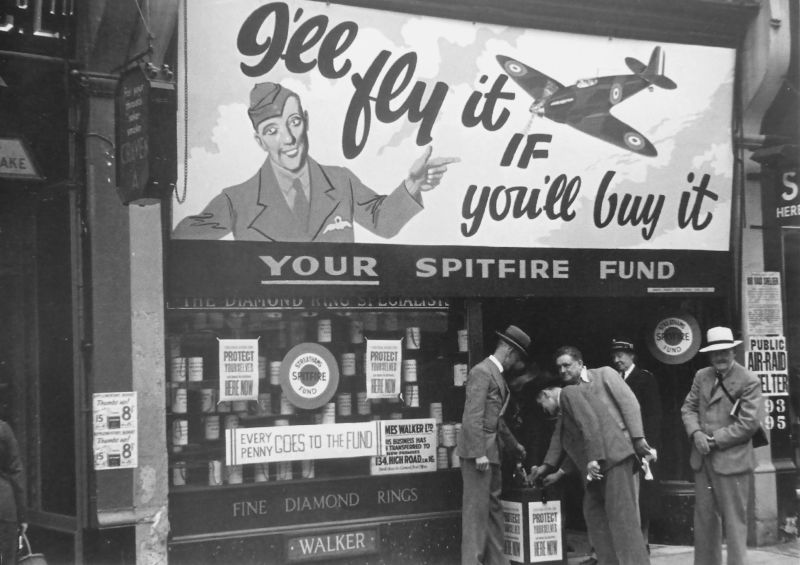 Пункт сбора денег на строительство истребителей «Спитфайр» в Лондоне. 1940 г. 