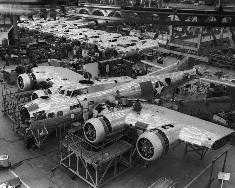 Производство бомбардировщиков B-17 на заводе фирмы «Локхид» в Бербанке. 1942 г. 