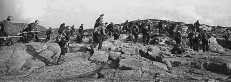 Бойцы 12-й бригады морской пехоты Северного флота в наступлении. 1942 г.
