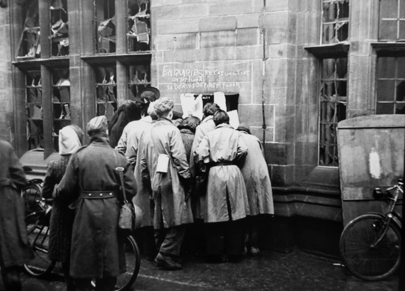Жители Ковентри читают списки жертв налетов немецкой авиации.1940 г. 