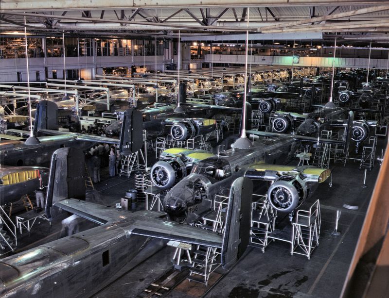 Линия сборки бомбардировщиков B-25 Митчелл на заводе компании North American в Инглвуде. 1942 г. 