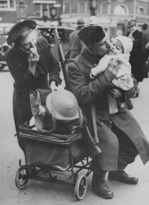 Британский солдат прощается перед отправкой на фронт. 1940 г.