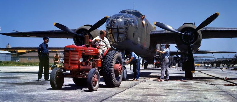 Бомбардировщик В-25В на наружной сборочной линии авиационного завода в Канзас-Сити. 1942 г. 