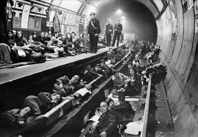 Жители Лондона спасаются от налетов немецкой авиации на станции метро «Олдвич».1940 г. 