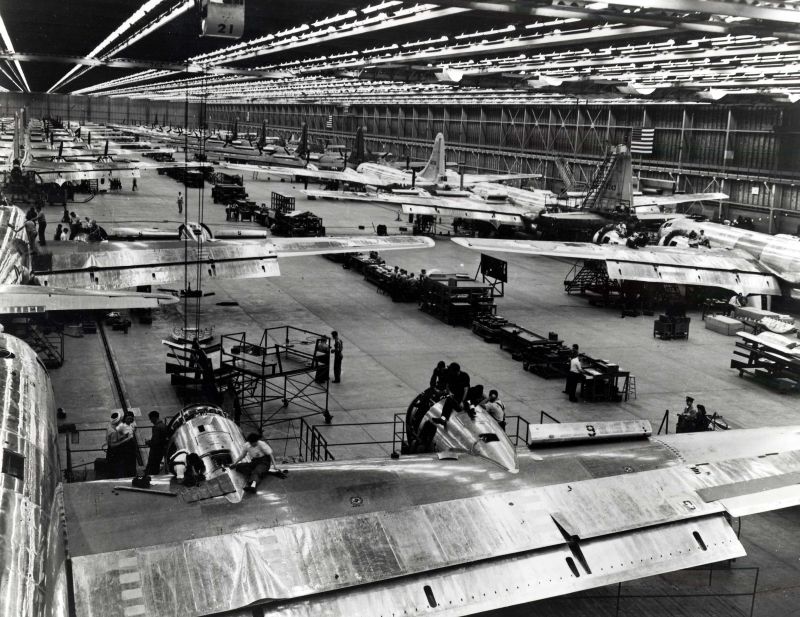Сборка бомбардировщиков B-29 на заводе компании Боинг в Сиэттле. 1942 г. 