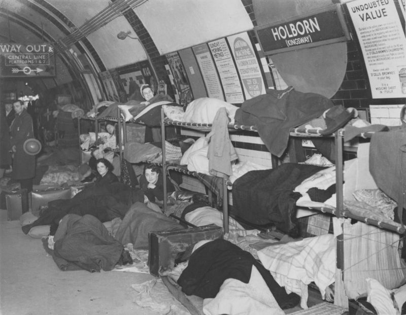 Жители Лондона спасаются от налетов немецкой авиации на станции метро «Олдвич».1940 г. 
