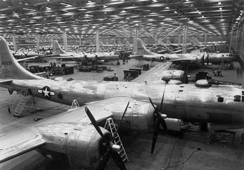 Сборка бомбардировщиков B-29 на заводе компании Боинг в Сиэттле. 1942 г. 