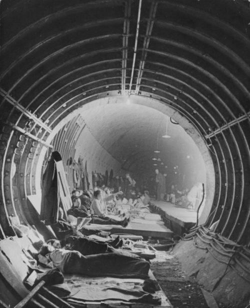 Жители Лондона спасаются от налетов немецкой авиации на станции метро «Олдвич».1940 г.