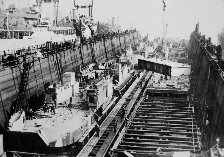 Производство танко-десантных кораблей LCT. 1942 г. 