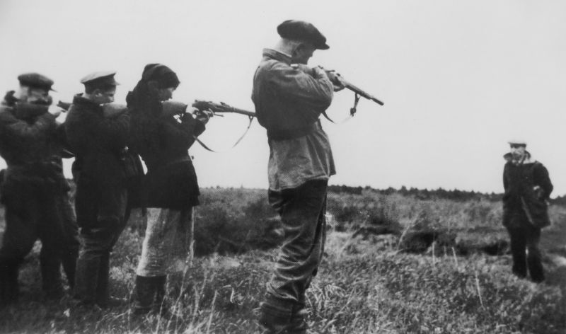 Советские партизаны расстреливают предателя. 1943 г. 