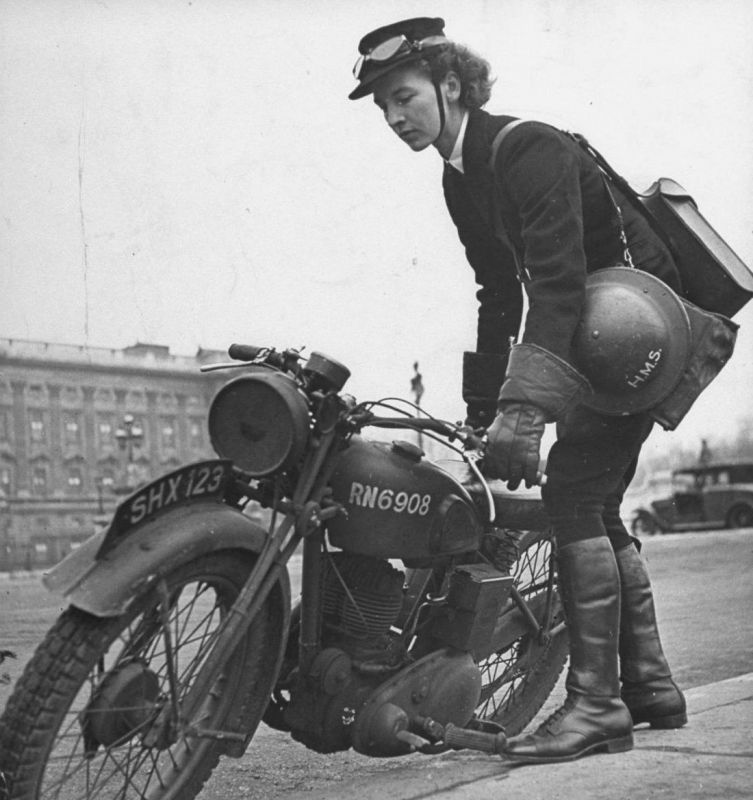 Британская женщина-мотоциклист отправляется на доставку документов. Январь 1941 г. 