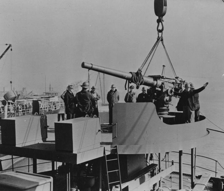 Рабочие устанавливают корабельную пушку на борту грузового судна. 1942 г. 