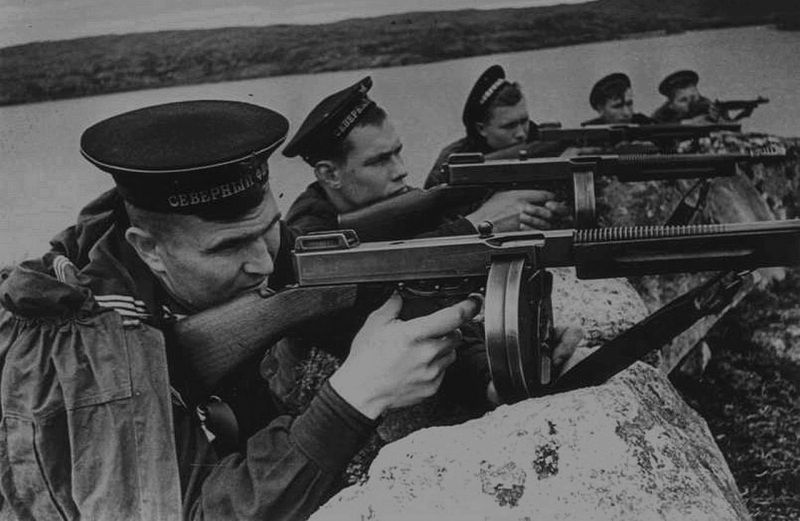 Бойцы 3-го батальона 125 морского горно-стрелкового полка Северного флота. 1942 г. 