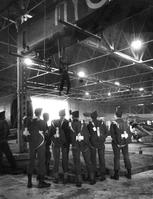 Занятия по парашютной подготовке на авиабазе Рингуэй. Февраль 1941 г.