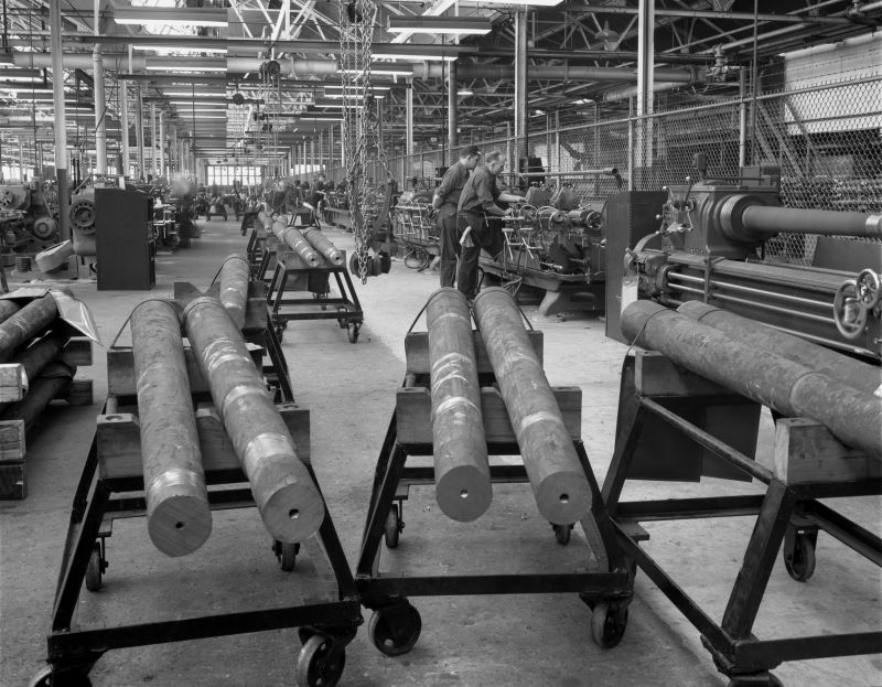 Заготовки стволов 40-мм зенитных пушек «Бофорс» в цеху завода «Крайслер» в Детройте. 1942 г. 