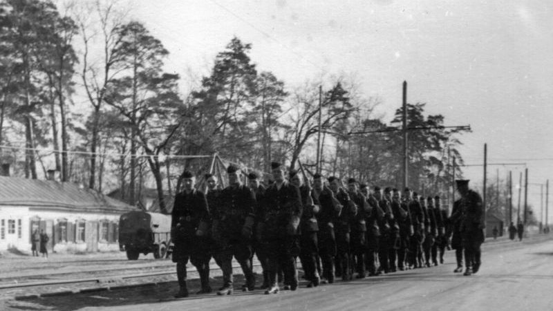 Украинская вспомогательная полиция на улице города. 1943 г. 