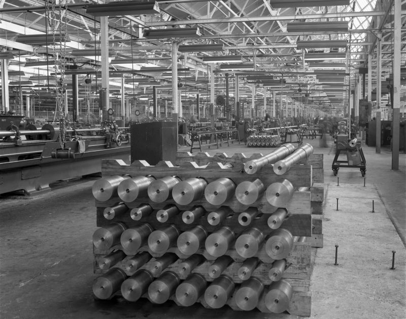 Заготовки стволов 40-мм зенитных пушек «Бофорс» в цеху завода «Крайслер» в Детройте. 1942 г. 