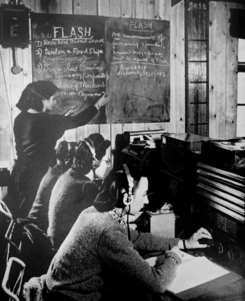 Сотрудницы британской радиостанции Би-Би-Си проводят мониторинг передач немецкого радио. Март 1941 г.
