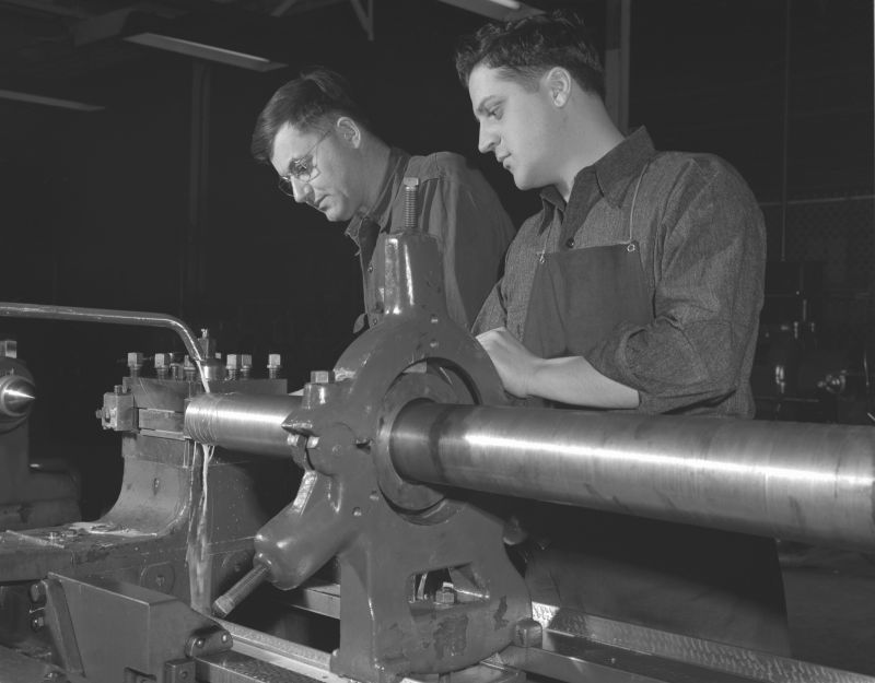 Токари обрабатывают ствол 40-мм зенитной пушки «Бофорс» на заводе «Крайслер». 1942 г. 