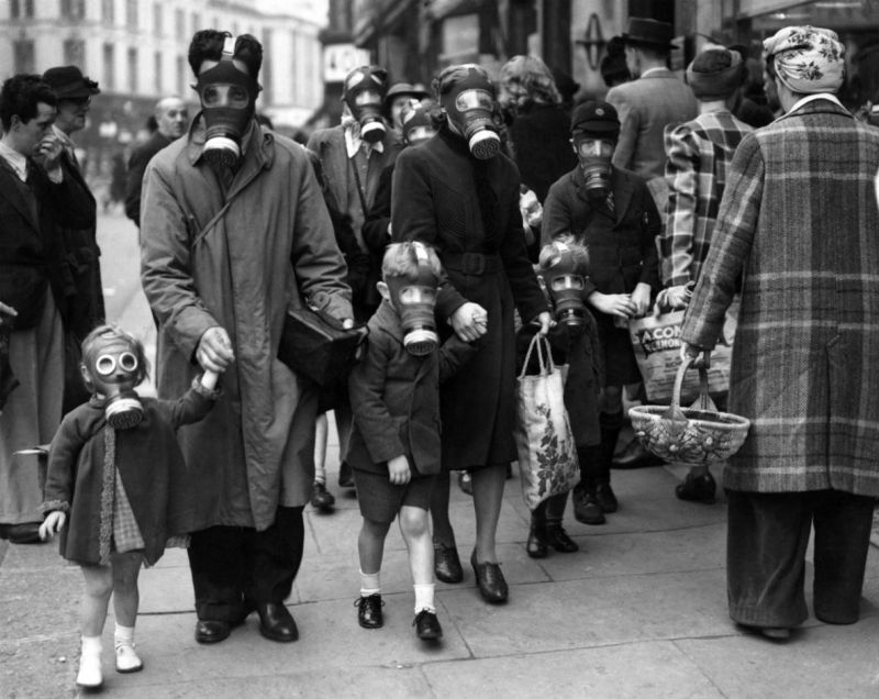 Британская семья в противогазах на улице города Ричмонд. Май 1941 г. 