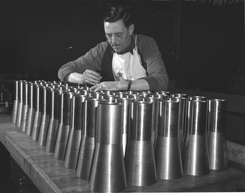 Проверка качества производства пламегасителей для 40-мм зенитных пушек «Бофорс» на заводе «Крайслер» в Детройте. 1942 г.
