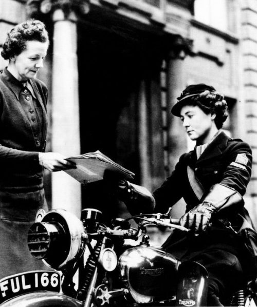 Мотоциклист британской Женской Добровольческой службы получает пакет для доставки. Май 1941 г.