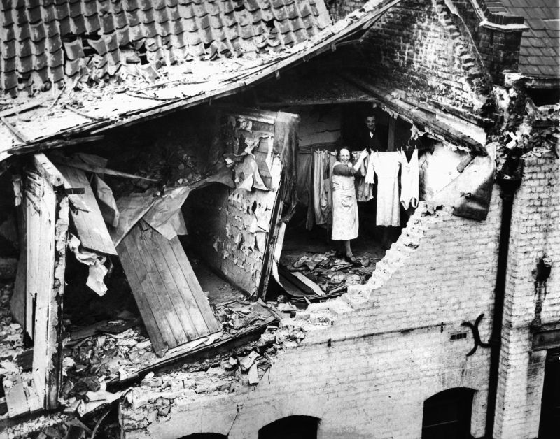 Поврежденный дом во время бомбардировки Лондона. Май 1941 г. 