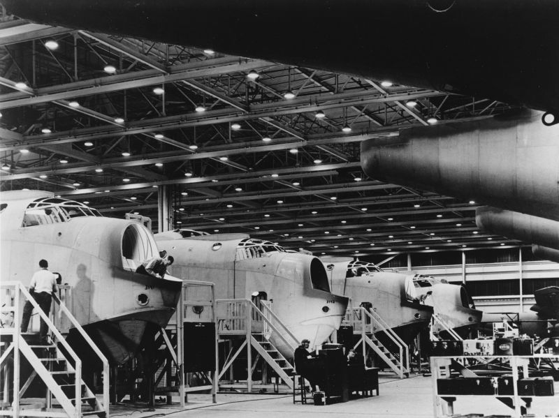Рабочие за сборкой патрульных самолетов Мартин «Маринер». Февраль 1943 г. 