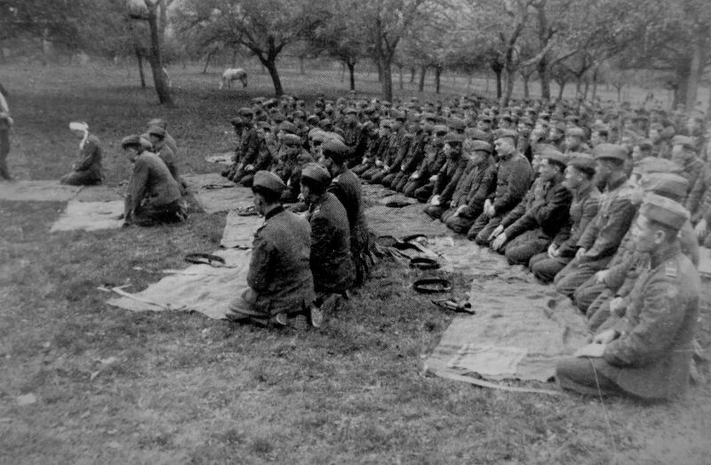 Солдаты Туркестанского легиона Вермахта совершают намаз. Северная Франция, 1943 г.