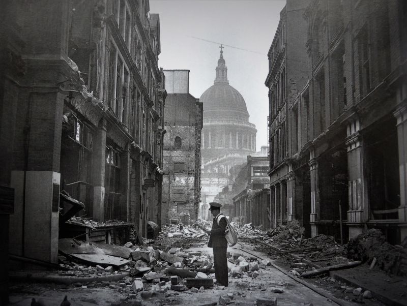 Почтальон у разрушенных авиналетом домов в Лондоне. Май 1941 г. 