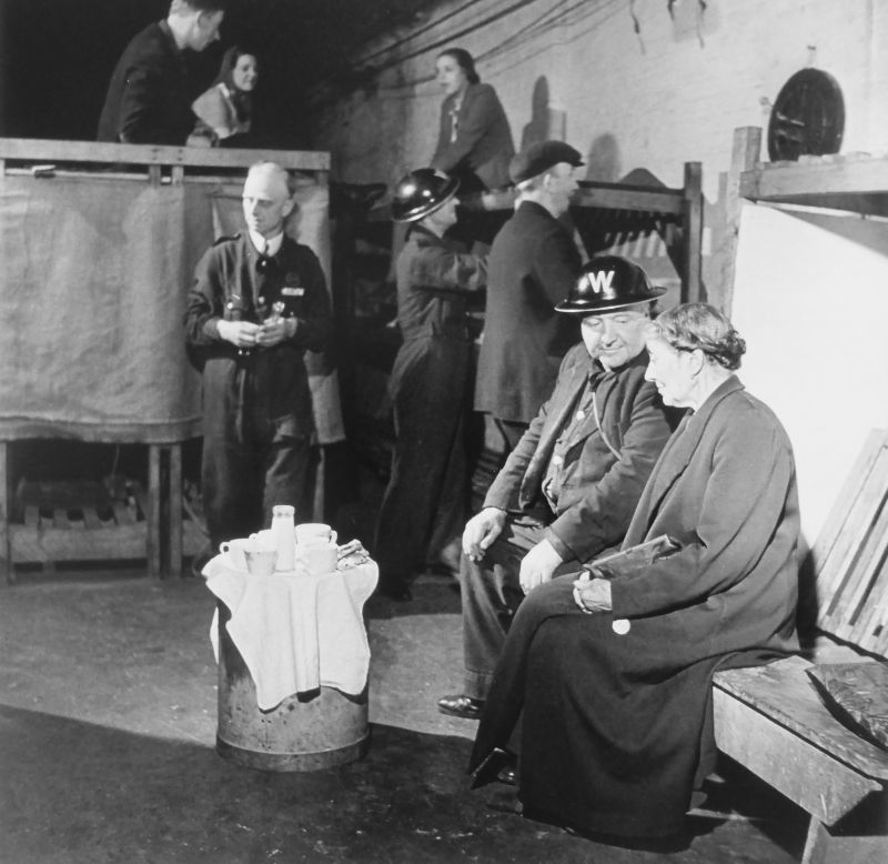 «Время чаепития» в лондонском бомбоубежище. Июль 1941 г.