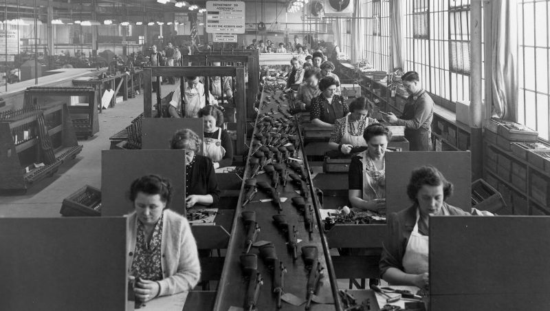 Сборочная линия карабинов M1 на заводе NPM в Рочестере. Март 1943 г. 