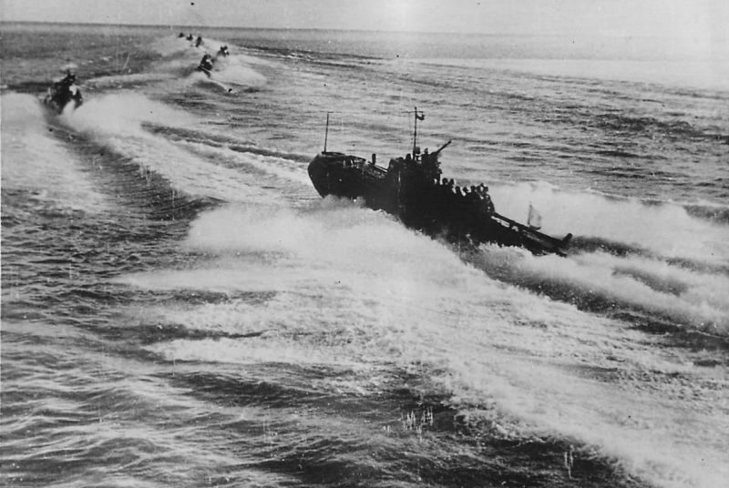 Торпедные катера Черноморского флота с десантом на борту выходят из базы. 1943 г. 