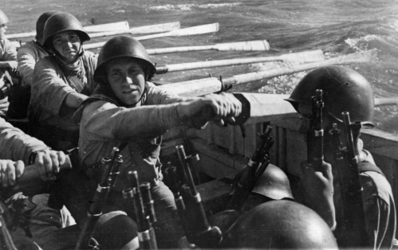 Морская пехота Балтийского флота на веслах в лодке. 1943 г. 