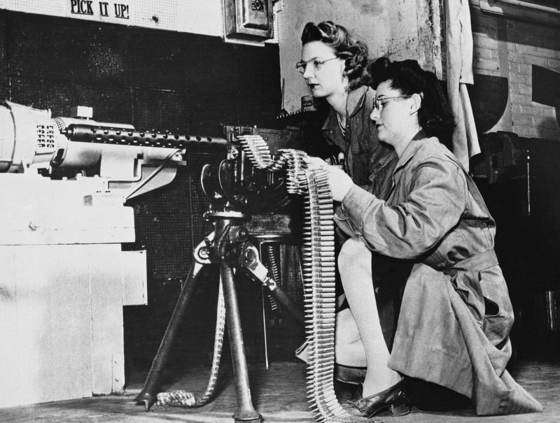 Работницы американской оружейной компании «Ремингтон» во время испытаний патронов. Апрель 1943 г. 