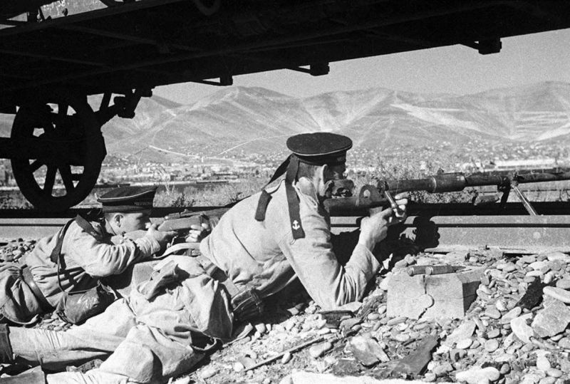 Бойцы морской пехоты Черноморского флота в бою за освобождение Новороссийска. 1943 г. 