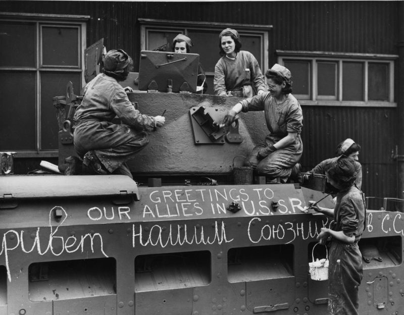 Работницы готовят танк «Матильда» к отправке в СССР по ленд-лизу. Сентябрь 1941 г. 