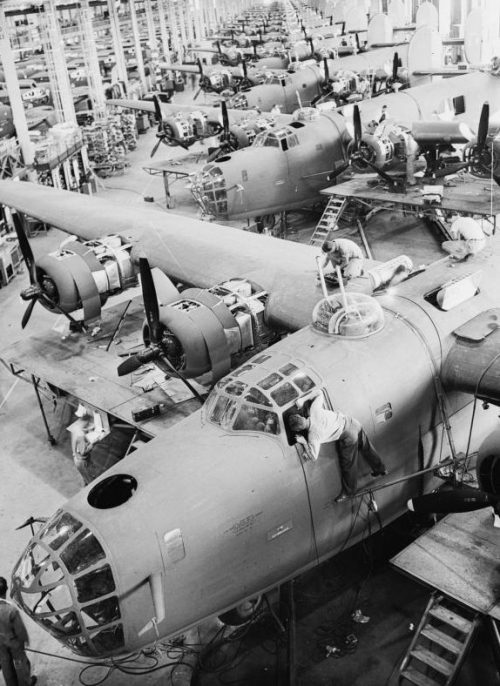 Сборочный цех американских бомбардировщиков В-24 «Либерейтор». Апрель 1943 г.
