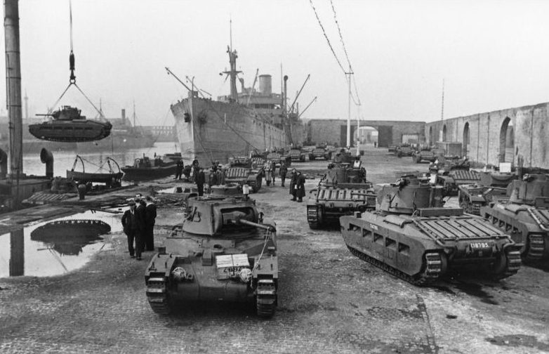 Погрузка британских танков «Валентайн» и «Матильда» для СССР в порту Ливерпуля. Октябрь 1941 г.