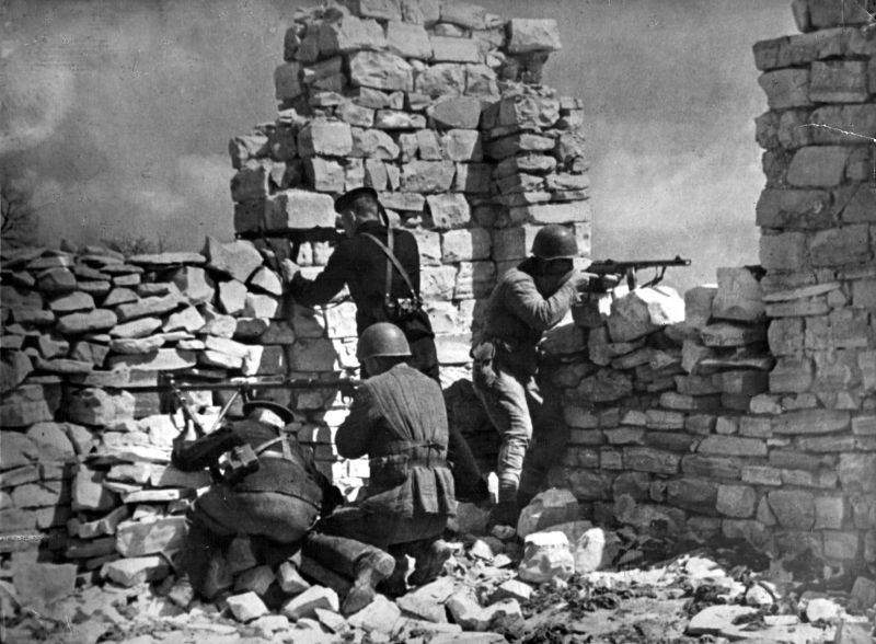 Бойцы 393-го батальона морской пехоты в бою у поселка Станичка. 1943 г. 