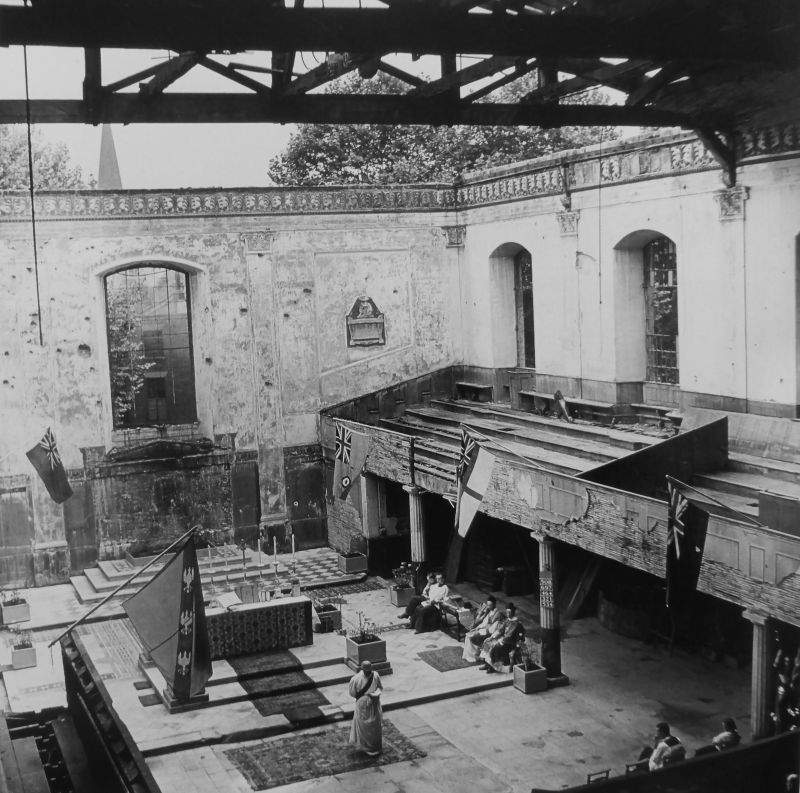 Богослужение в разрушенной церкви Св. Иоанна Евангелиста в Лондоне. 1941 г. 