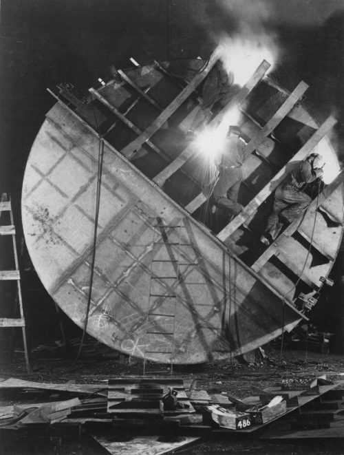 Сварщики судостроительного завода в Гротоне за работой над корпусом подлодки. Август 1943 г.